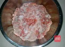 Illustration of how to make pork and mushroom dumplings 1