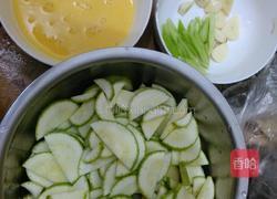 西葫芦炒鸡蛋的做法图解2
