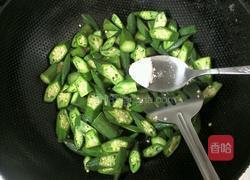 秋葵炒木耳的做法图解3