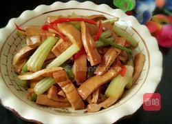 熏干炒香芹的做法图解6
