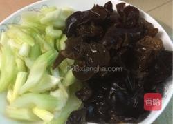 西芹炒木耳的做法图解1