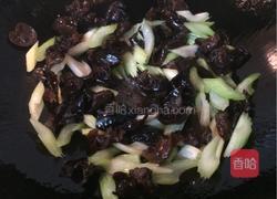 西芹炒木耳的做法图解4