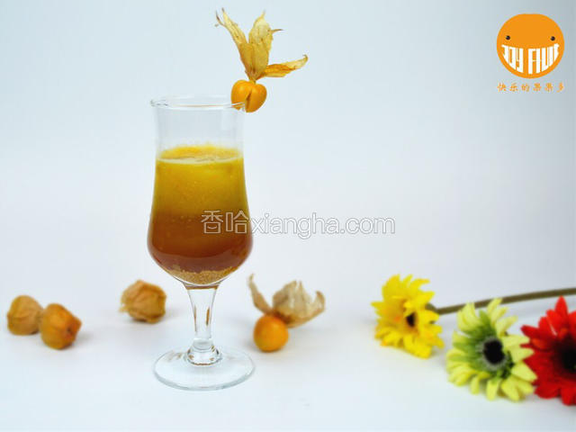 先将姑娘果汁倒入杯中，然后加入伏特加预调酒，一杯美味的鸡尾酒姑娘果果汁就摆在面前啦；