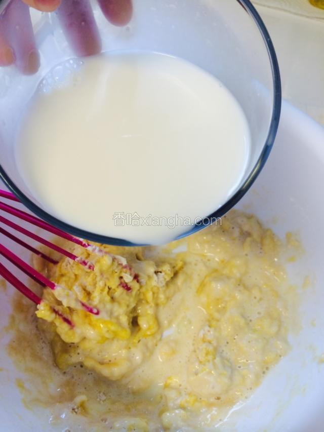 然后倒入牛奶，盐，糖 