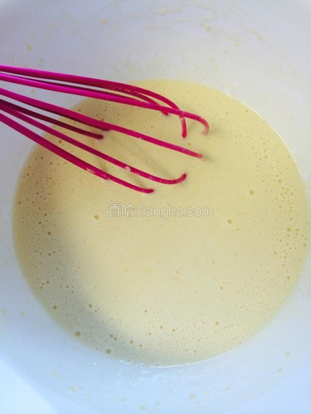 搅拌好后，倒入油在搅拌一下（ 因为油和水是不溶合的 所以油最后才加）