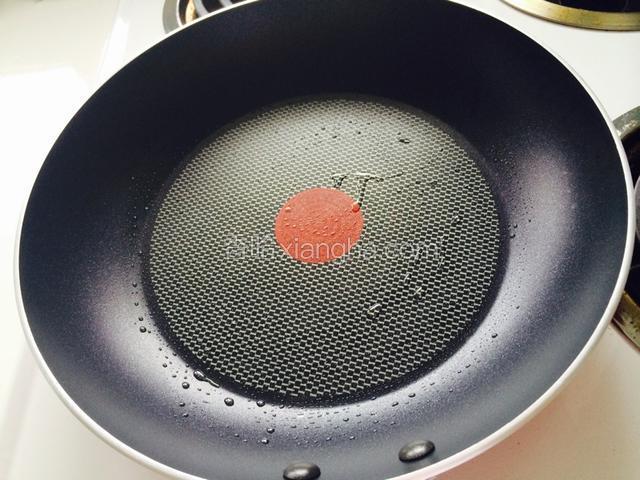 一小时后，取出面糊（ 这时候搅拌下） 把锅弄热 后加入几滴油