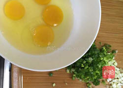 葱花煎蛋的做法图解1