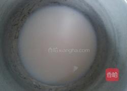 牛奶炖蛋的做法图解2
