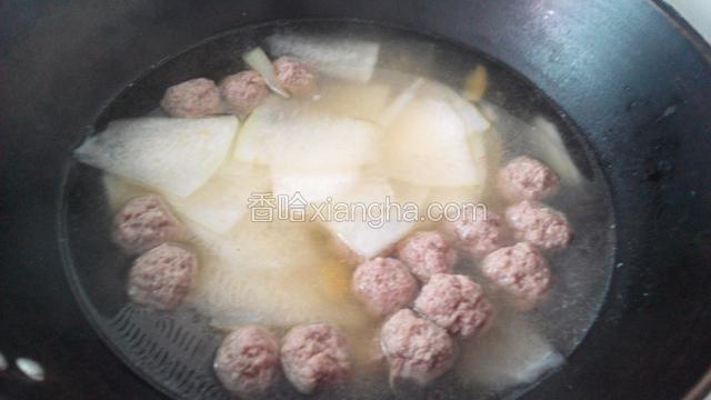 陆续放入盐，冬瓜片煮5～7分钟，起锅前放入少许的芝麻油，胡椒粉、鸡精、枸杞。