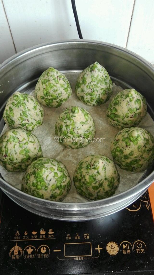 捏成窝头放入笼屉。