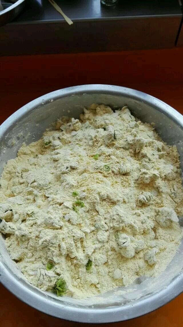 把榆钱和玉米面搅拌均匀。