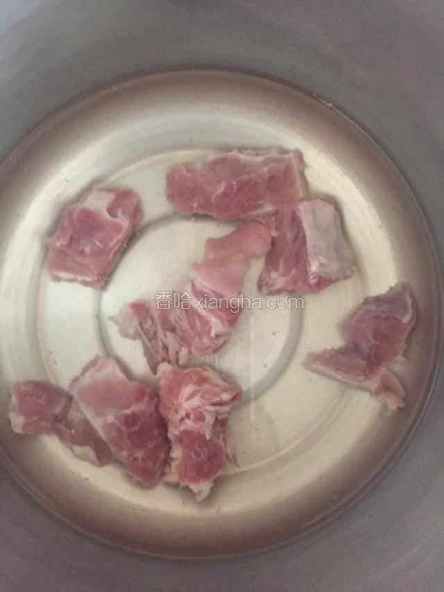 排骨飞水去沫