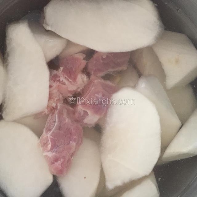 白萝卜、排骨、虾仁、姜片和适量的水，我用高压锅出气十分钟关火，高压锅没气后加入盐、鸡精、香芹即可