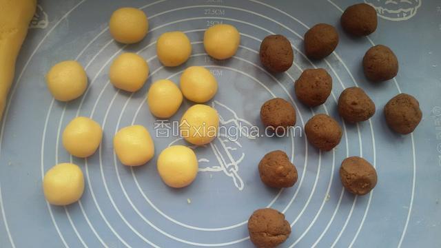 拿出醒十分钟，揉搓小圆面挤，同时豆沙馅也揉搓同等大小圆球备用（面挤10克，豆沙剂10克）
