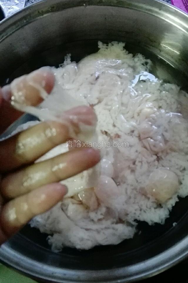 洗好里面，再把大肠反过来。那层油会很脏。把那层油脏的东西，用手一点点的撕掉。要有耐心哦。