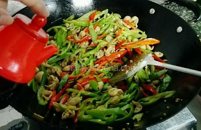 再次淋入少许生抽，炒至辣椒熟
