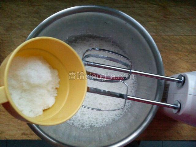 塔塔粉放入蛋白中，用电动打蛋器打发泡泡，一次性加入糖