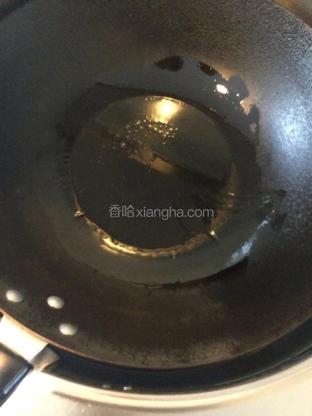 锅烧热放入适量橄榄油