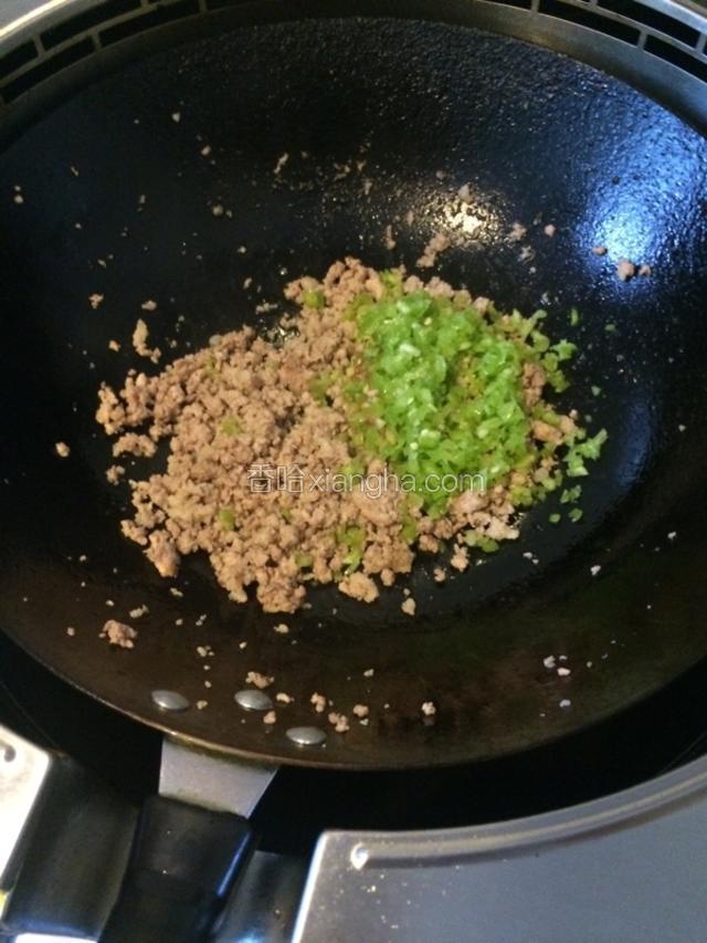 炒至猪肉剁变色，下青椒剁
