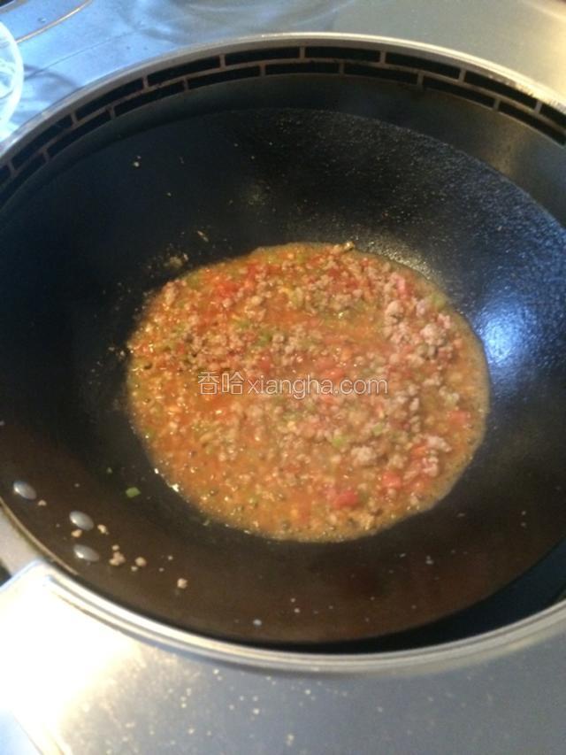 翻炒西红柿出汁，放入盐，鸡粉调味，拌匀，就可以出锅了。