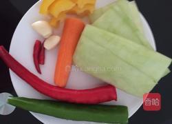 西瓜皮炒胡萝卜的做法图解1