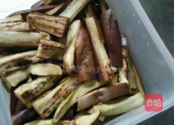 豆瓣酱炒茄子的做法图解1