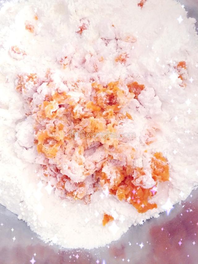 胡萝卜先拌进面粉里，再加点水，开始和面