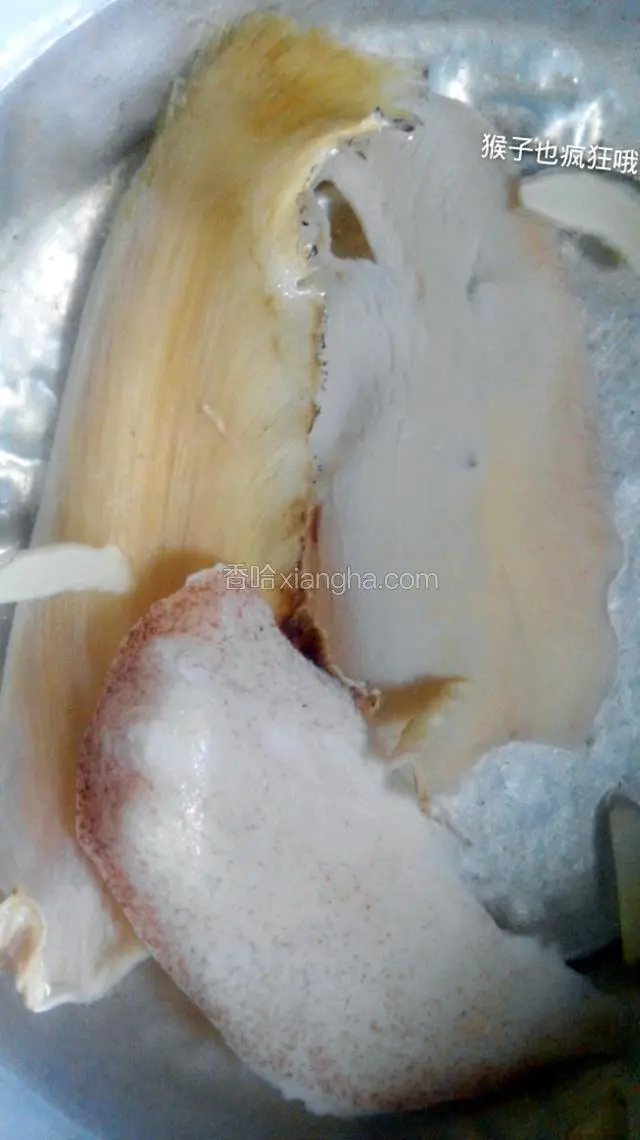 把鱼翅跟响螺片提前五小时泡发～泡发的时候加入少许姜片～避腥～