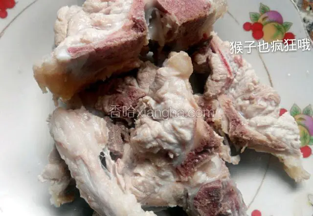猪骨头洗净后～锅里放入水～烧开后～放入猪骨头稍等片刻后～捞起～待用～