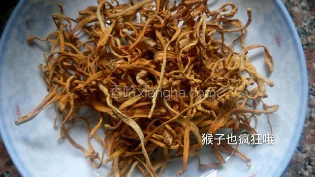 虫草花洗净～装盘备用～