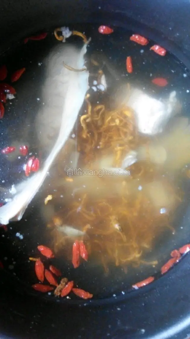 然后把鱼翅用手撕开一点～响螺片用刀切成小片后～放入电高压锅里～再把骨头～虫草花～枸杞～放入～最后再切点姜片进去～煲一个钟就可以了～出锅的时候放点盐～