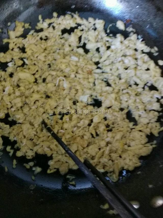 鸡蛋放油锅中炒碎