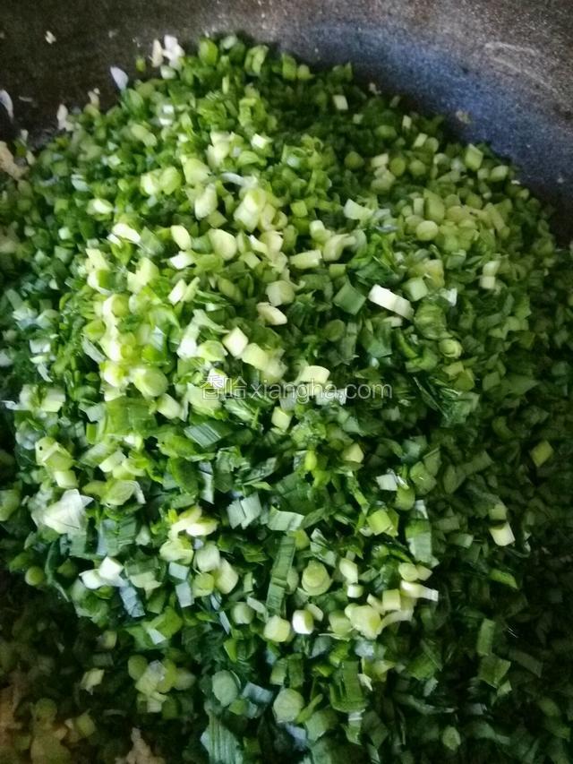 空好的韭菜切末放入鸡蛋上备用