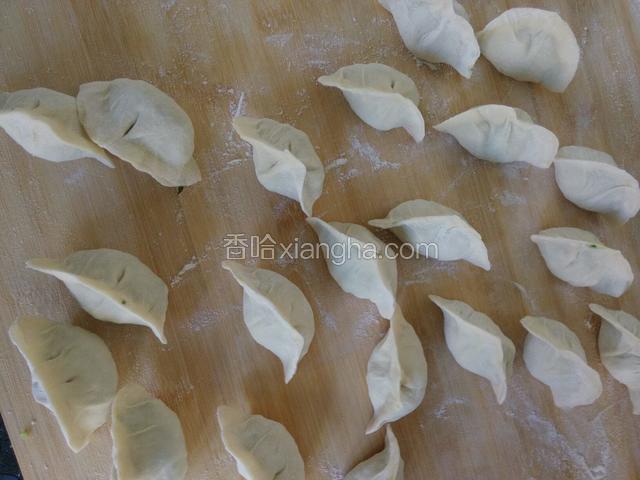 包饺子，然后摆在平锅中倒少许油，沿锅边淋水盖锅盖稍闷一会，水份蒸发后再淋一遍直倒底部呈焦黄壮取出。