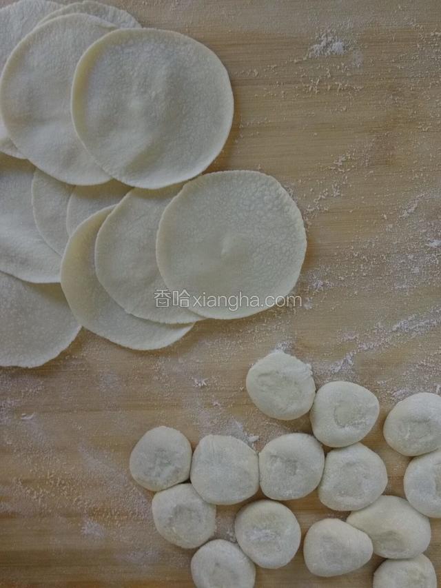 把面象饺了一样揪季子擀皮