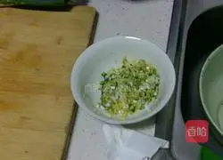 Illustration of how to make pork and green onion dumpling stuffing 3