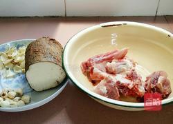 莲子百合淮山蜜枣猪筒骨汤的做法图解1