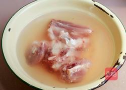 莲子百合淮山蜜枣猪筒骨汤的做法图解2