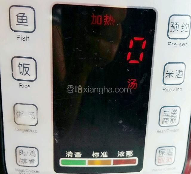 盖上锅盖，放好蒸汽阀。接通电源，选择煲汤键，电压力锅自动开始工作，二十分钟后汤煲好了。