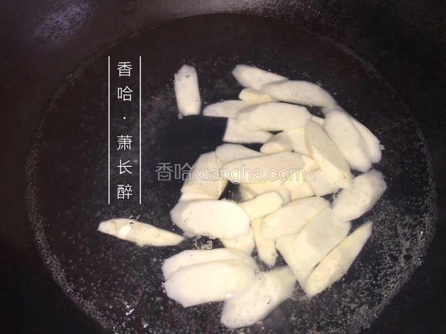 放入锅中开水焯两分钟。