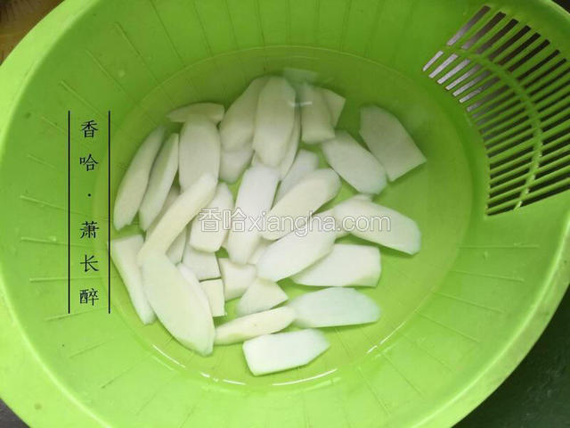 焯好过冷水，并在冷水中浸泡待用。