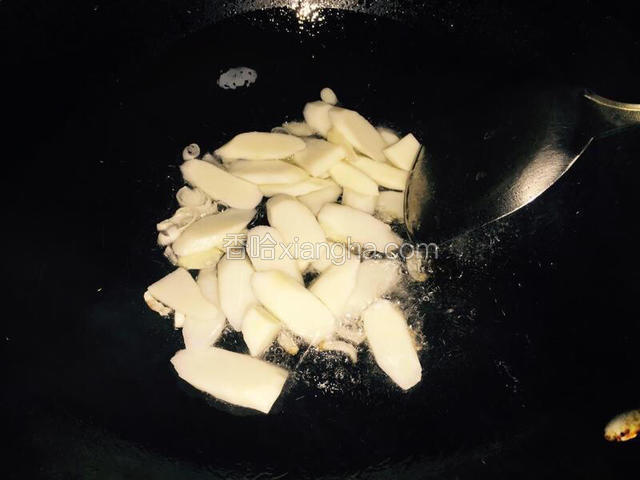 热锅冷油，下葱白蒜片爆香后放入山药片。