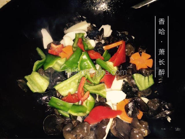 约两分钟后下青红椒翻炒并调味。