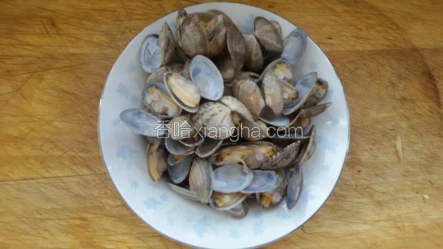 锅中放水，水开先焯下花蛤蜊，开口马上捞出，倒掉水，这样把残留在花蛤蜊中的沙彻底去掉