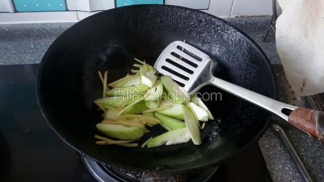 先放入丝瓜翻炒段生