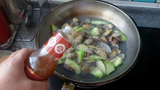 随后放入焯水的花蛤蜊，加盐和鸡味鲜汁，在次开锅关火即可