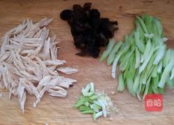 素炒腐竹芹菜的做法图解1