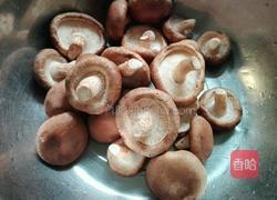 冬菇炒五花肉的做法图解1