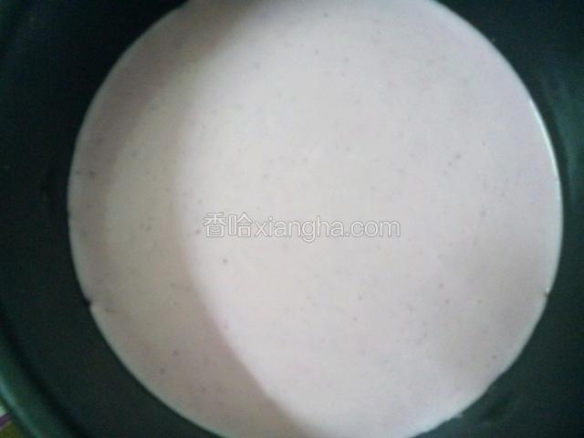 从冰箱拿出蛋糕模，倒入纯奶油液体。