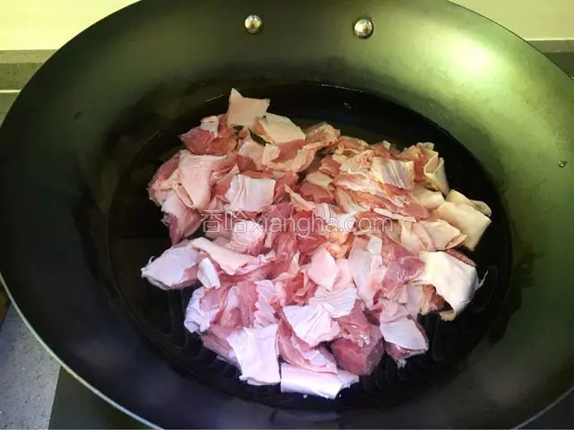 牛腩切小方块，凉水入锅，开火煮沸。水开后去浮沫。